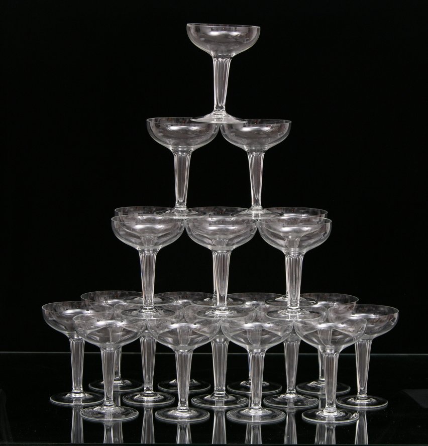 champagne glasses round