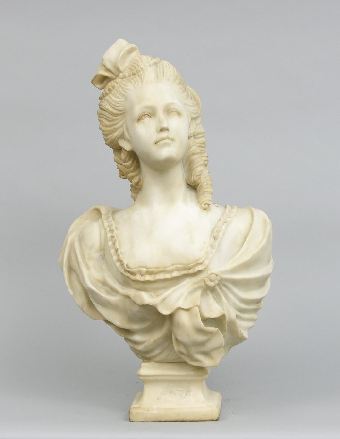 Нежная фигура Марии Антуанетты - символ изысканности и красоты XVIII века