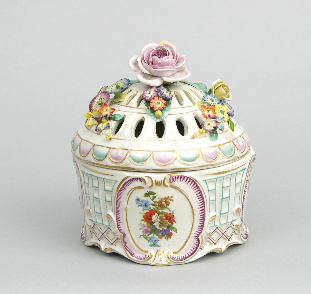 A Capodimonte Potpourri Container, 09.20.07, Sold 80.5