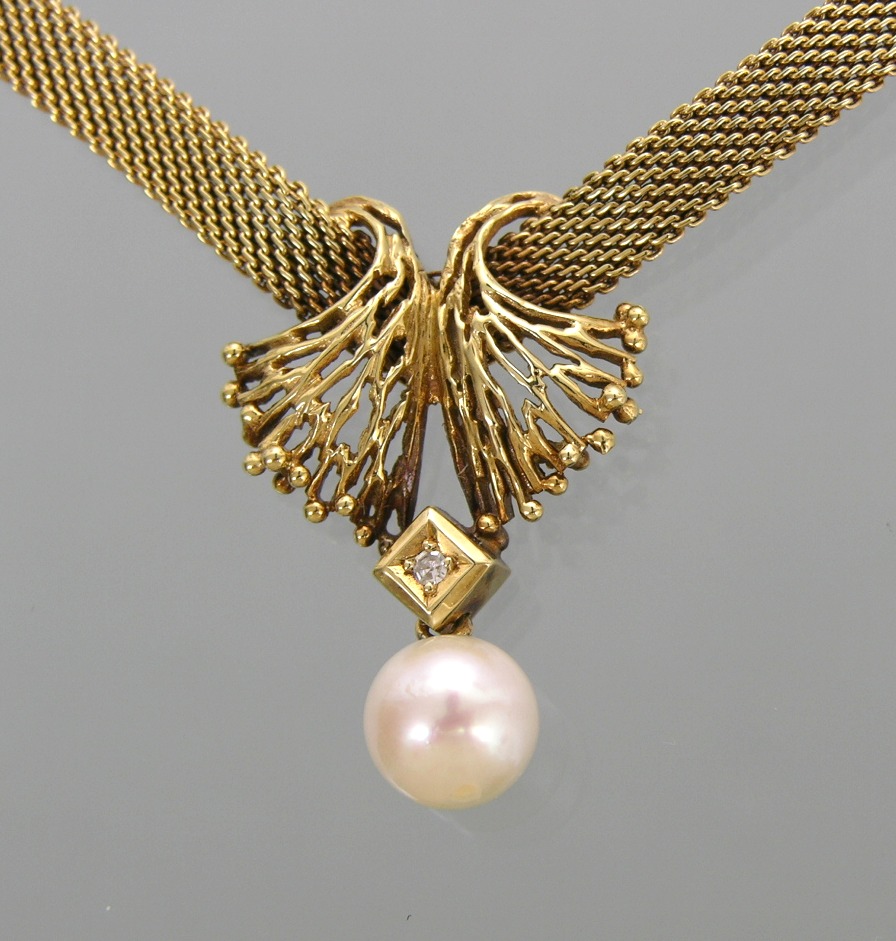 A Ladies' Gold Mesh Necklace with a Pearl Pendant , 03.06.09, Sold 471.5