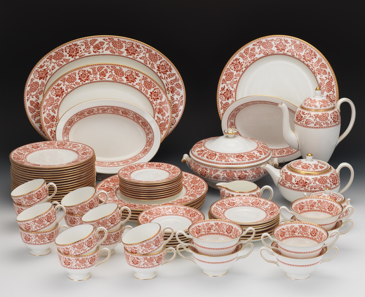 Royal porcelain england collection. Wedgwood фарфор Red. Веджвудский сервиз. Wedgwood Bone China. Английский фарфор. Марка Wedgwood.